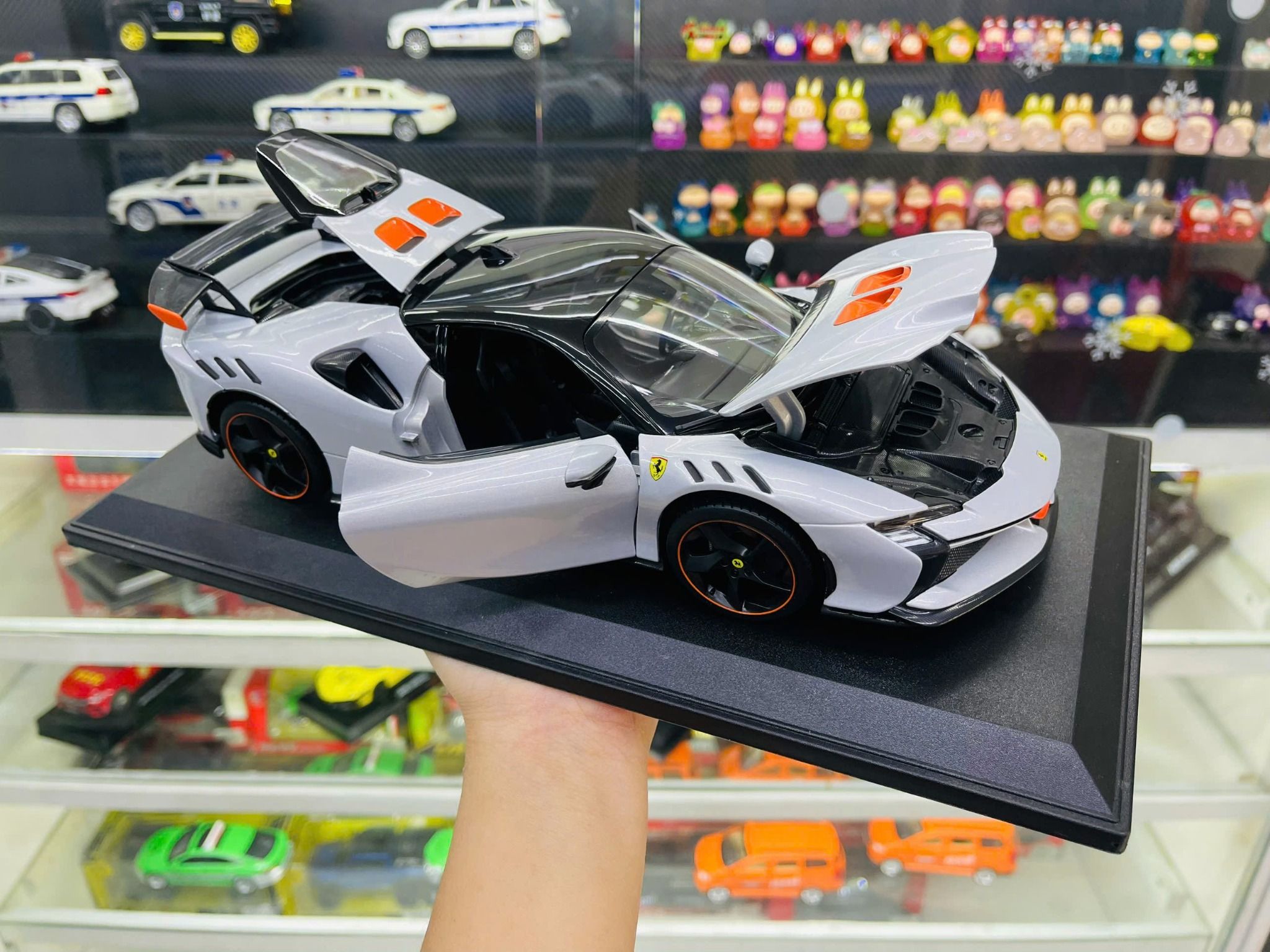 Mô hình xe Ferrari SF90 XX Stradale Giallo Modena silver full open tỉ lệ 1:18 Bburago 18-16020 OT18013