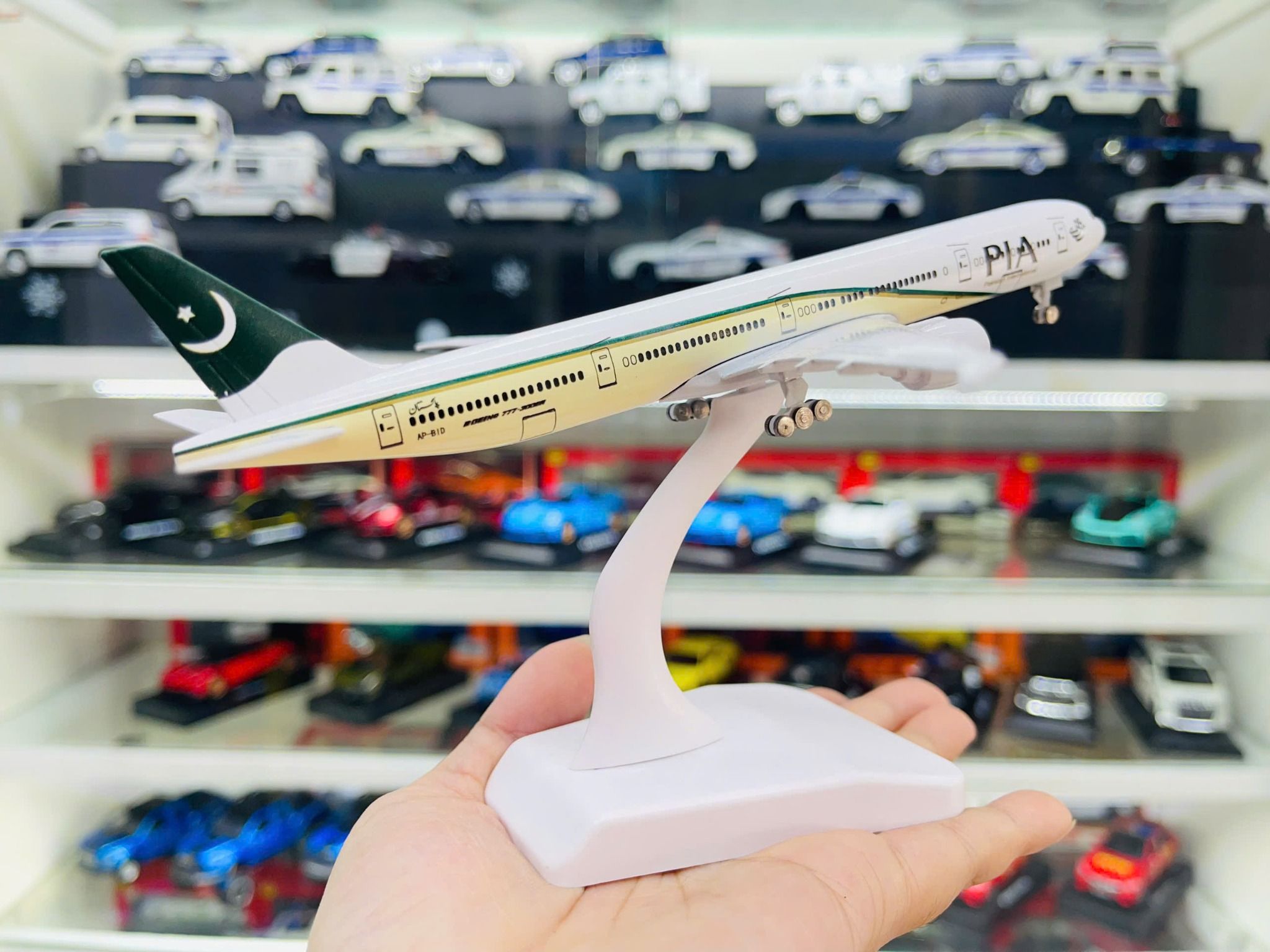 Mô hình máy bay Pakistan PIA Airlines Boeing B777 kích thước 20cm MB20079