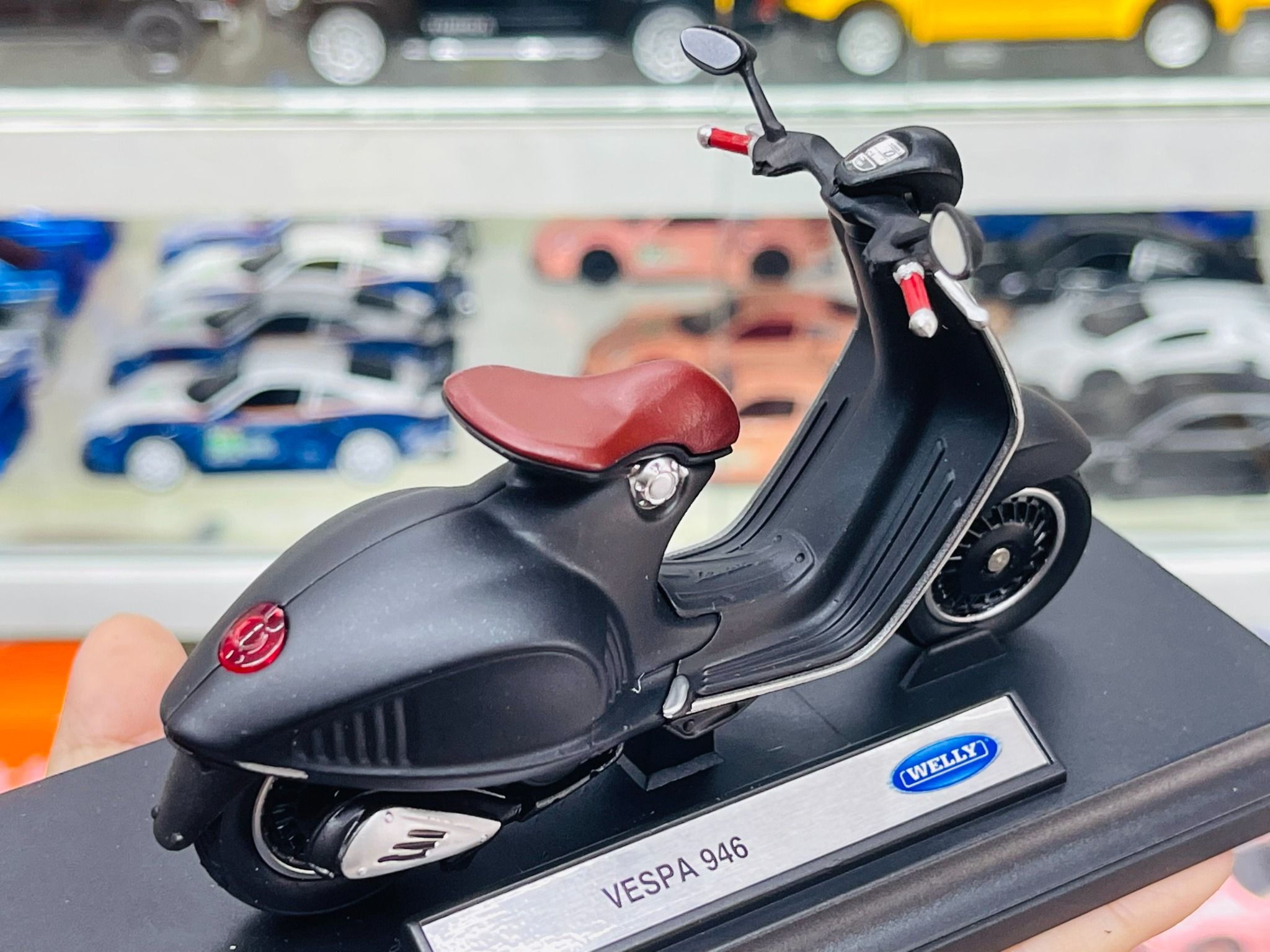 Mô hình xe Vespa 946 độ matt black 2023 tỉ lệ 1:18 Autono1 Welly D228