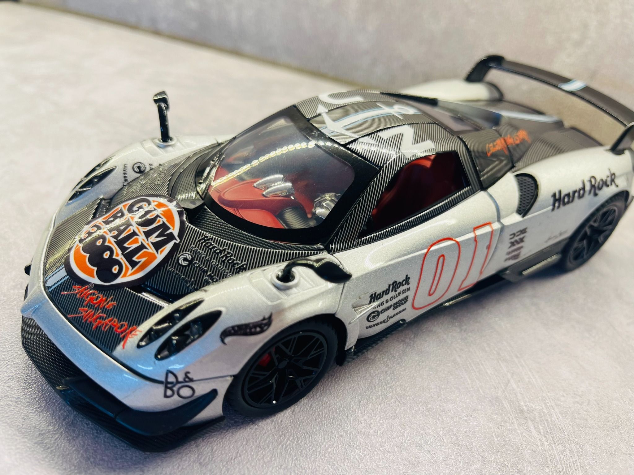Mô hình xe custom Pagani Huayra BC Silver Gumball 3000 tỉ lệ 1:24 Alloy Model DO24005