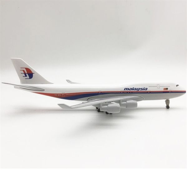 Mô hình máy bay Malaysia Airlines Boeing B747 có bánh xe 20cm MB20111