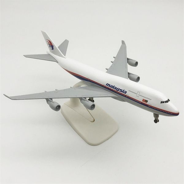 Mô hình máy bay Malaysia Airlines Boeing B747 có bánh xe 20cm MB20111