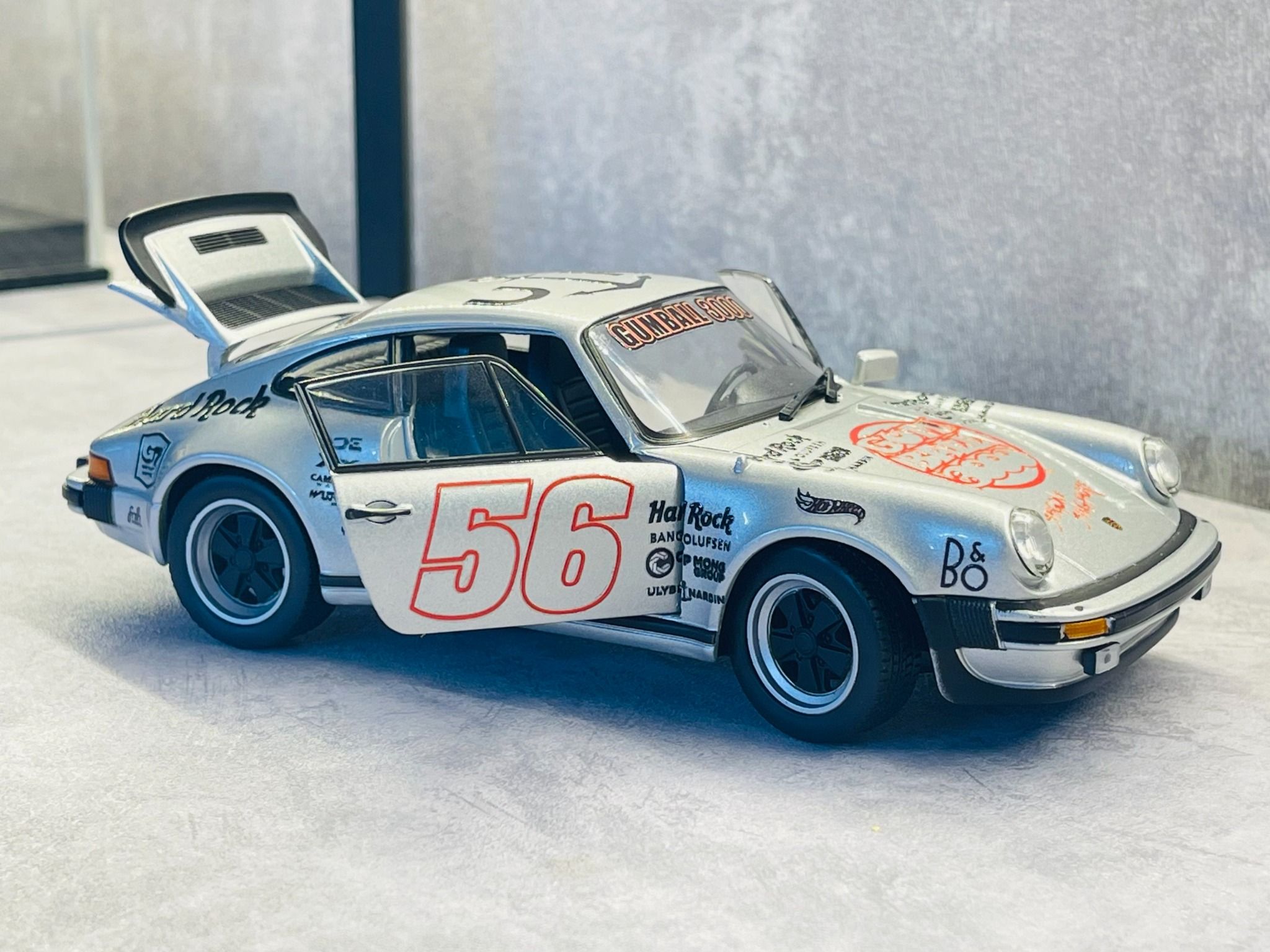 Mô hình xe custom Porsche 911 (930) Turbo Silver Gumball3000 tỉ lệ 1:24 Welly DO24015