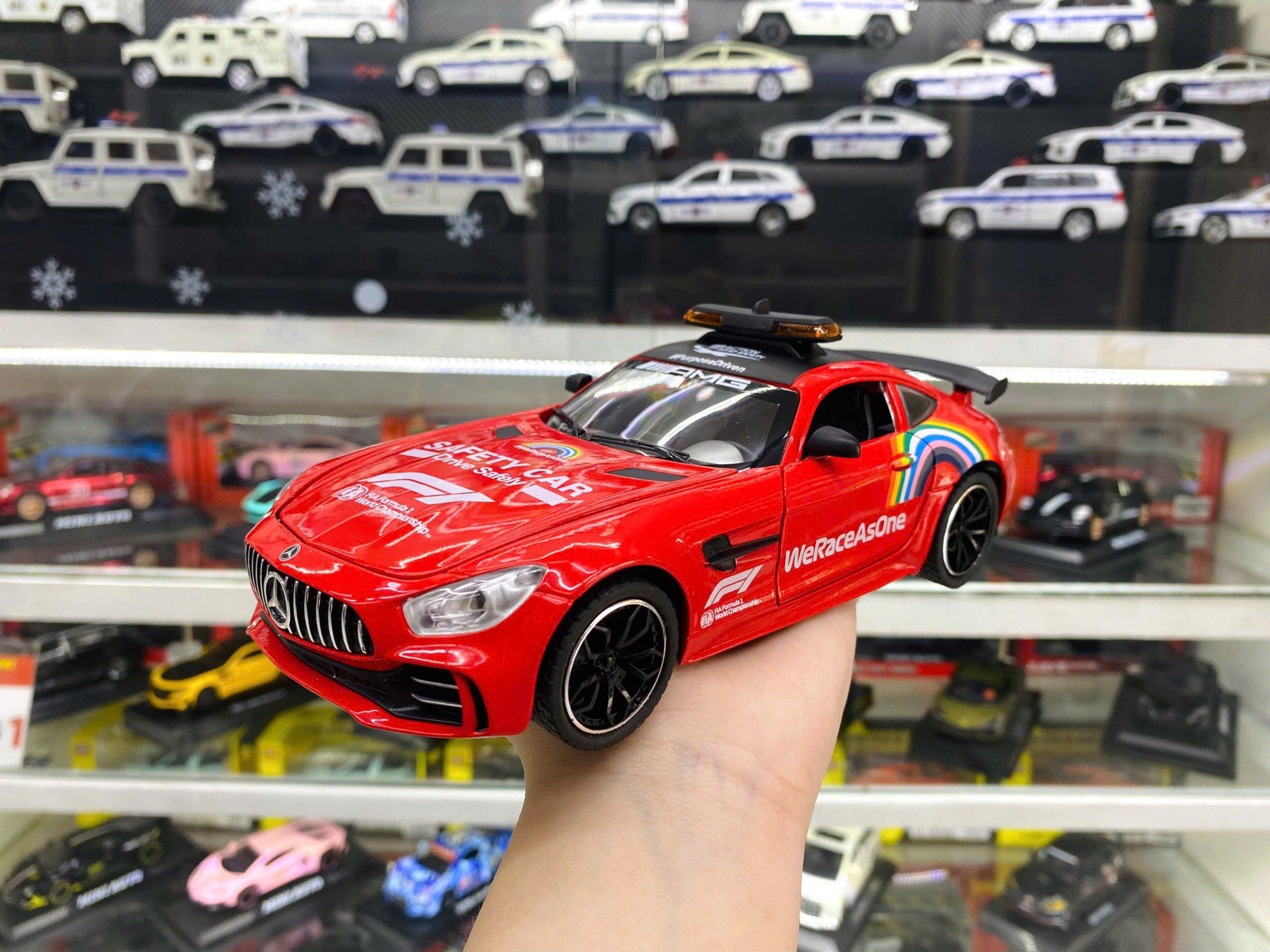Mô hình xe dẫn đoàn đua F1 Mercedes Benz AMG GTR Safety car - full open - đánh lái - đèn - âm thanh tỉ lệ 1:24 Chezhi model OT600