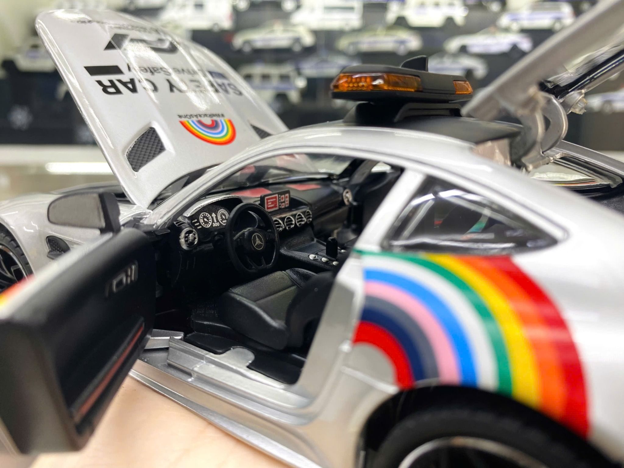 Mô hình xe dẫn đoàn đua F1 Mercedes Benz AMG GTR Safety car - full open - đánh lái - đèn - âm thanh tỉ lệ 1:24 Chezhi model OT600