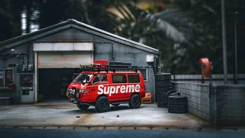 Mô hình xe Mitsubishi Delica Star Wagon 4x4 Supreme Livery limited to 499pcs tỉ lệ 1:64 Autobots Models OT64453