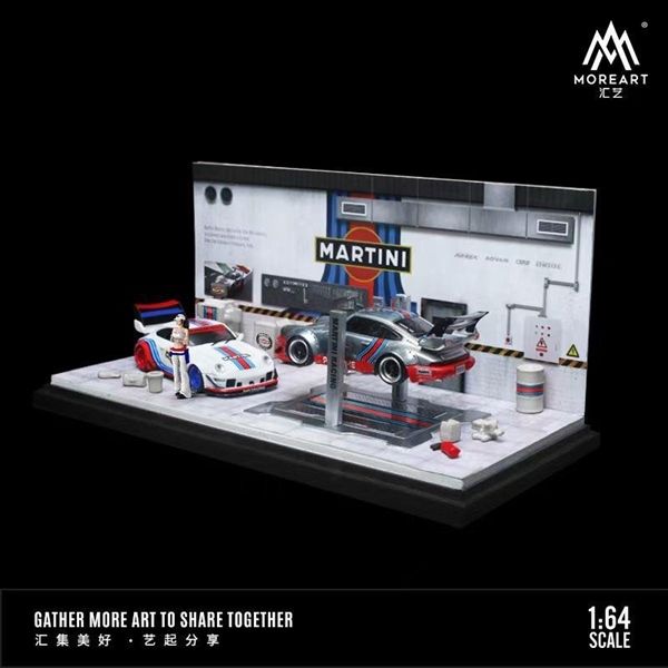 Hộp trưng bày mica xưởng sửa chữa ô tô có bàn nâng , có fig Martini Racing tỉ lệ 1:64 MO641071