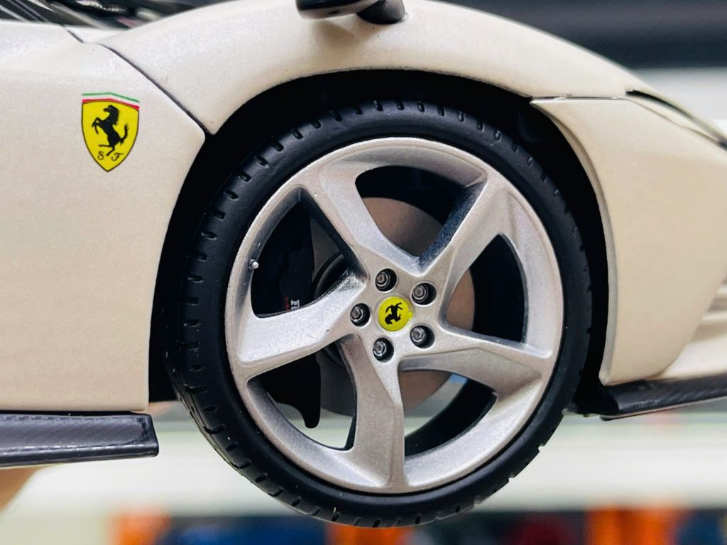 Mô hình xe Ferrari Daytona SP3 Signature white full open - hộp xốp tỉ lệ 1:18 Bburago 18-16912 WT OT18009