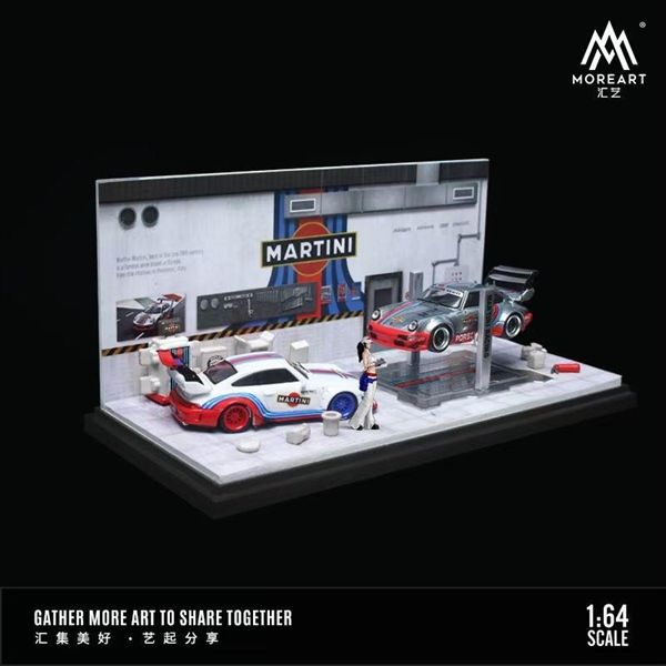 Hộp trưng bày mica xưởng sửa chữa ô tô có bàn nâng , có fig Martini Racing tỉ lệ 1:64 MO641071