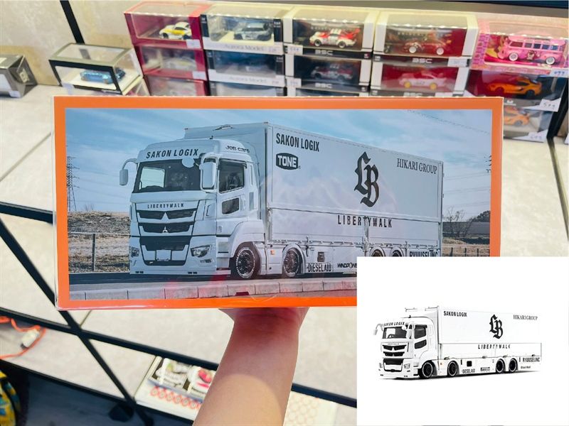 Mô hình xe Liberty Walk LB-Trucks Mitsubishi Fuso Super Great Transporter Sakon Logix – White tỉ lệ 1:64 GCD Models OT64189