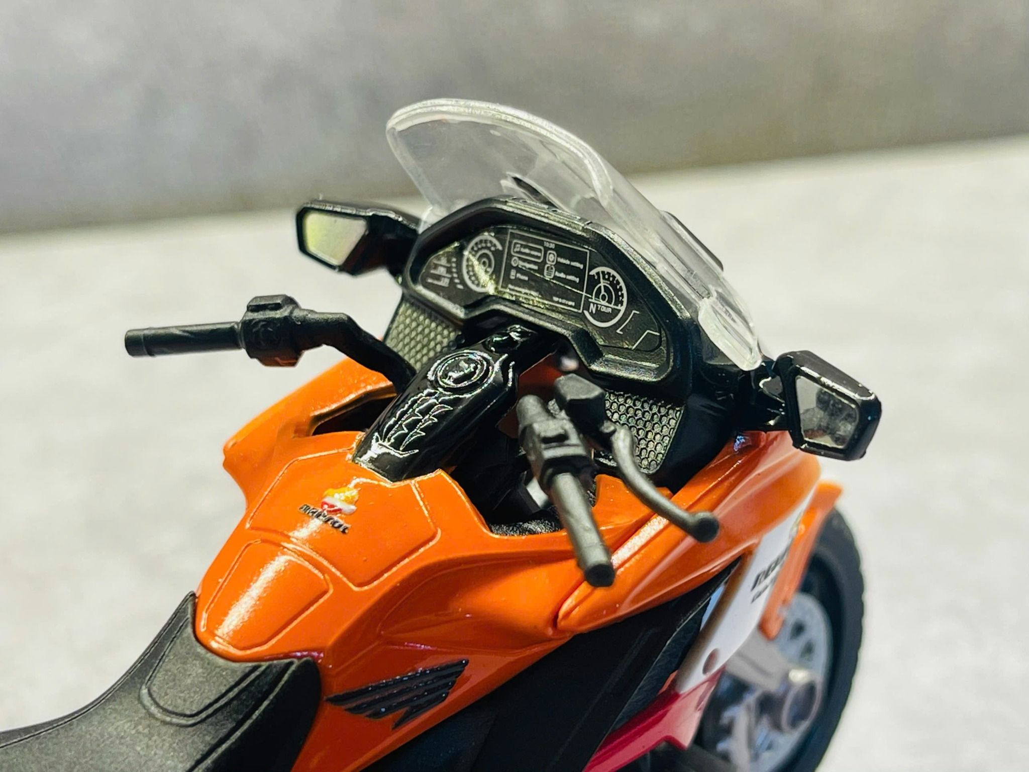 Mô hình xe Honda Goldwing độ tem Repsol tỉ lệ 1:18 Welly DO18001
