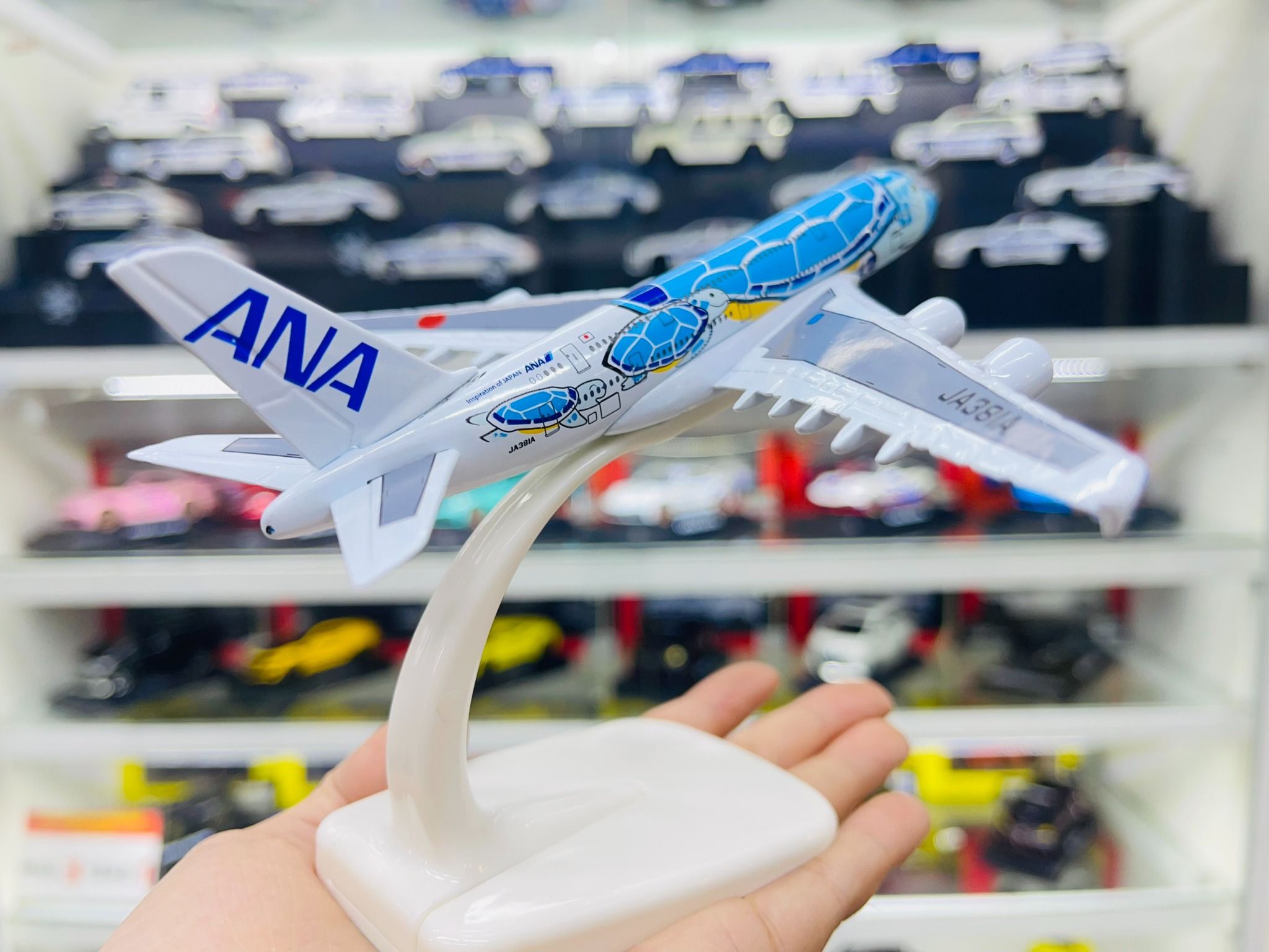 Mô hình máy bay ANA Blue Turtle Kai A380 có đế 16cm MB16210