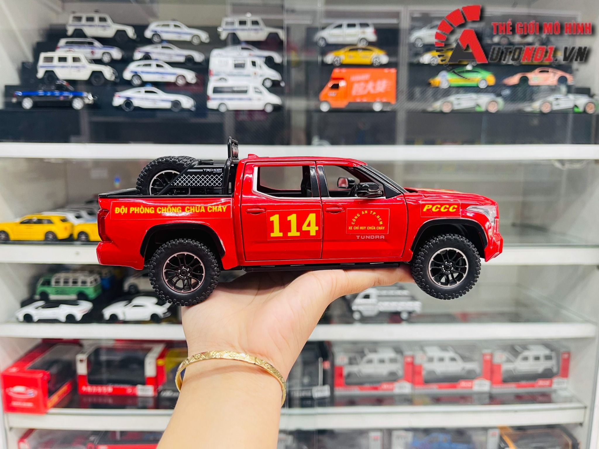 Mô hình xe ô tô độ PCCC Toyota Tundra 4x4 2022 full open tỉ lệ 1:24 Henteng model Autono1