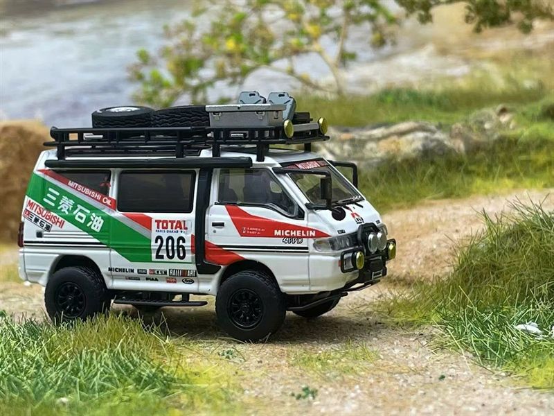 Mô hình xe Mitsubishi Delica 4WD L300 bản có tem, có phụ kiện rời tỉ lệ 1:64 Autobots Model OT64081
