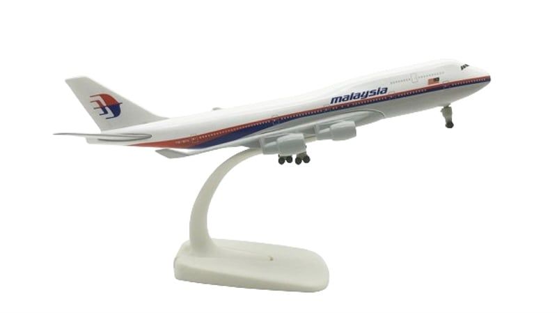 Mô hình máy bay Malaysia Airlines Boeing B747 có bánh xe 20cm MB20111