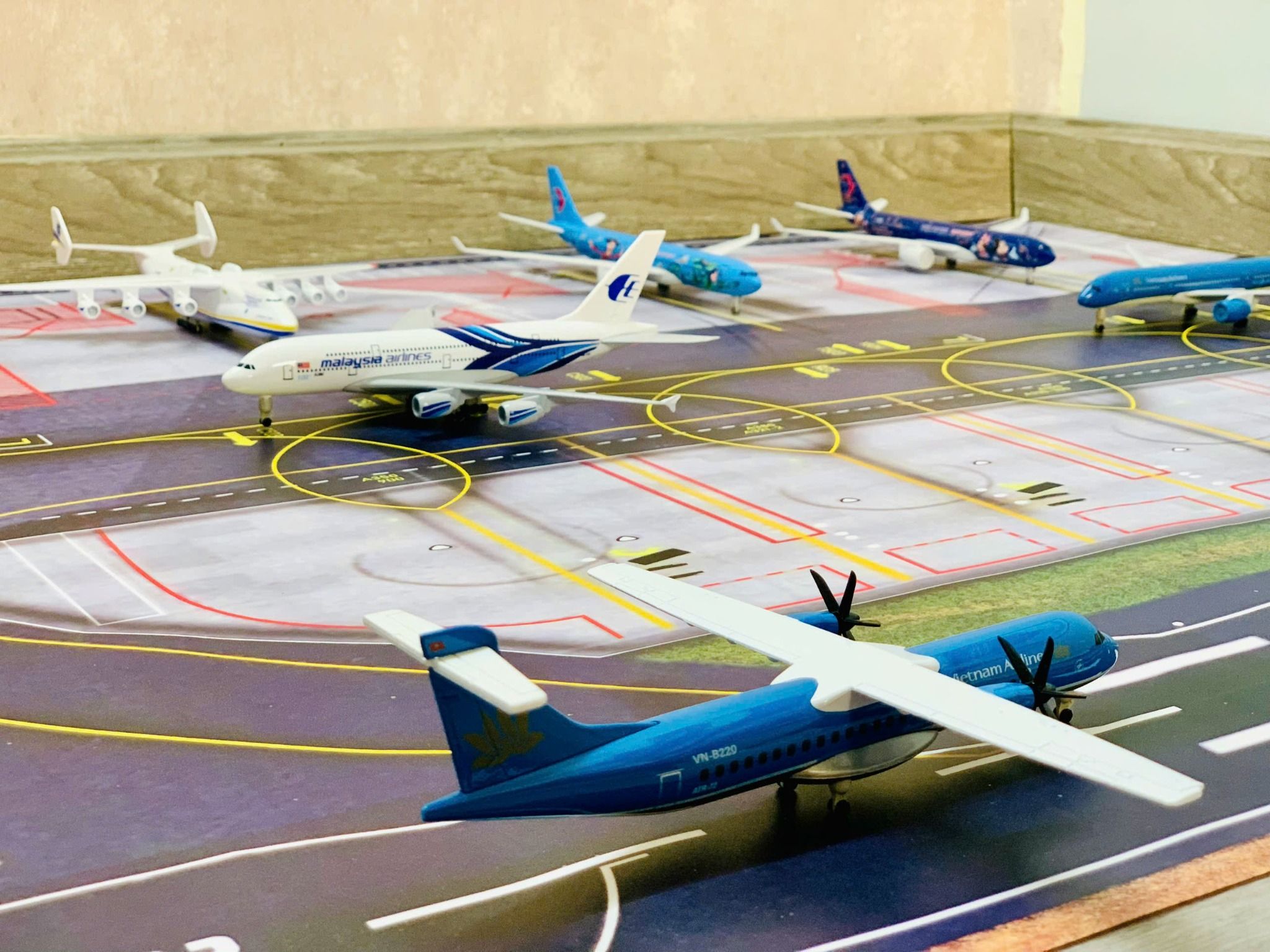 Diorama sân bay bãi đáp đường băng in PP cán mờ chống nước bụi bẩn khổ dài 120cm cho máy bay mô hình 16cm 20cm 1:200 1:400 DR040