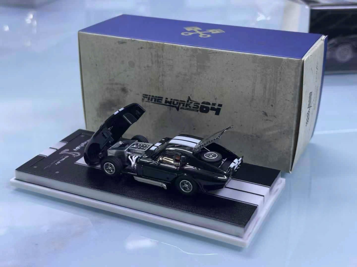 Mô hình xe Ford Shelby Daytona race #98 #15 mở được capo - kính sau tỉ lệ 1:64 FineWorks OT64105