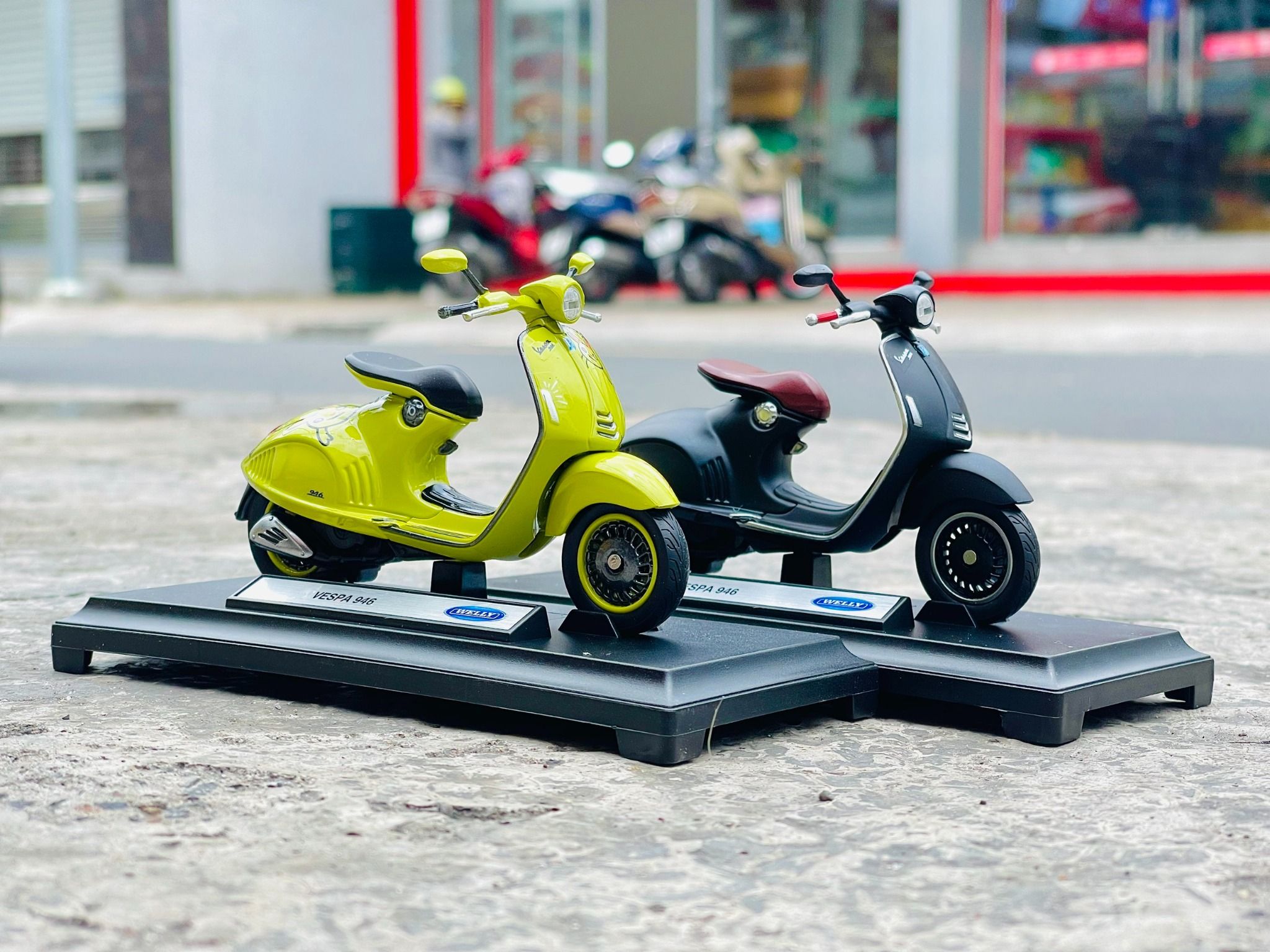 Mô hình xe Vespa 946 độ matt black 2023 tỉ lệ 1:18 Autono1 Welly D228