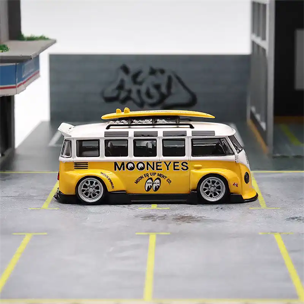 Mô hình xe Volkswagen T1 Van Kombi Yellow White - Mooneyes Livery tỉ lệ 1:64 Lang Feng Model OT64072