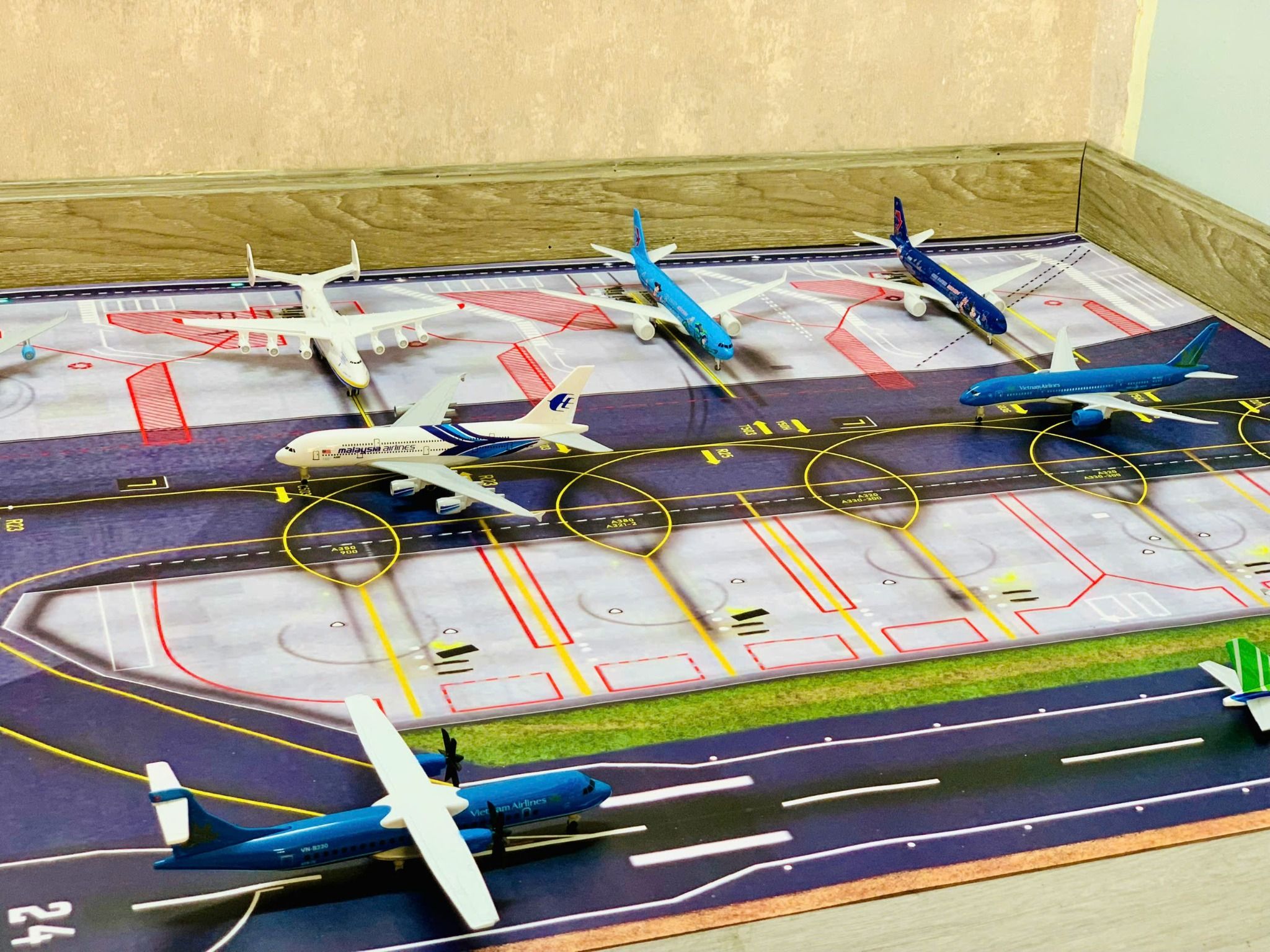 Diorama sân bay bãi đáp đường băng in PP cán mờ chống nước bụi bẩn khổ dài 120cm cho máy bay mô hình 16cm 20cm 1:200 1:400 DR040