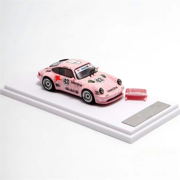 Mô hình xe Porsche 964 Singer RWB Rauht Welt Pig Pink No.43 HEC Hobby Expo China 2025 mở được nắp máy sau tỉ lệ 1:64 Decode OT64311
