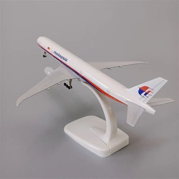 Mô hình máy bay Malaysia Boeing B777 có bánh xe 20cm MB20118