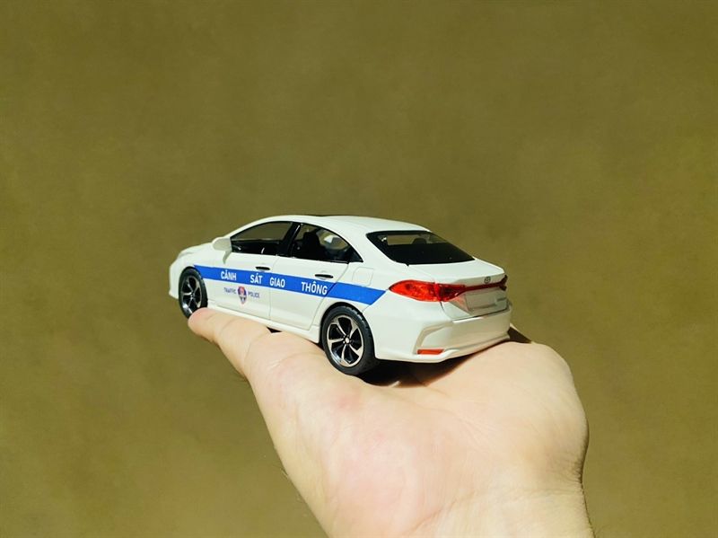 Mô hình xe ô tô độ CSGT Toyota Corolla Altis 2022 full open 1:32 Che Zhi Autono1 OT130