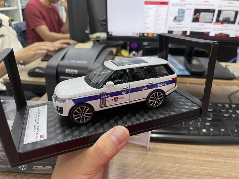 Mô hình xe ô tô độ CSGT Land Rover Range Rover tỉ lệ 1:32 Alloy model Autono1 OT246