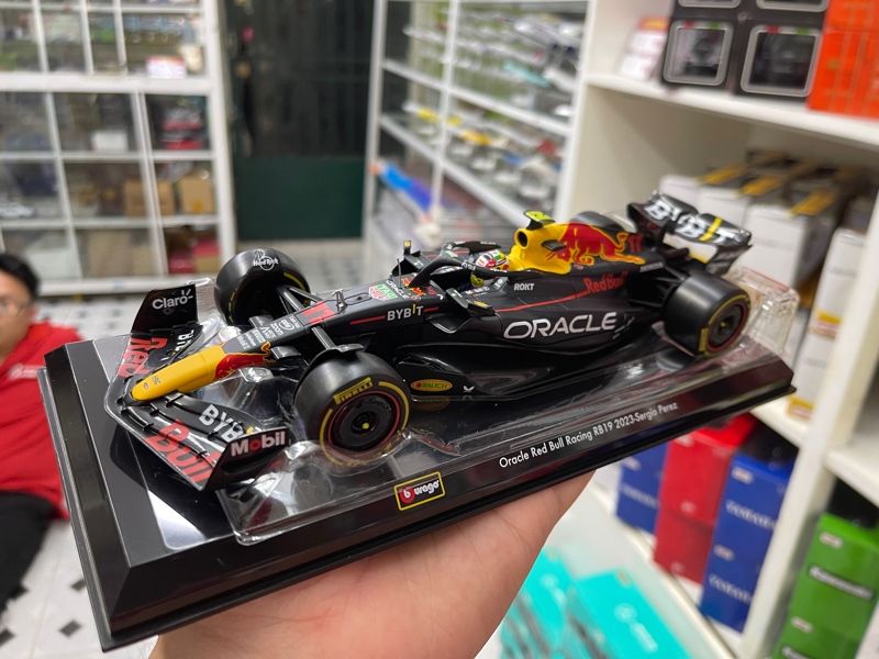 Mô hình xe đua F1 Redbull GP 2023 RB19 hộp mica có figure tỉ lệ 1:24 Bburago OT348