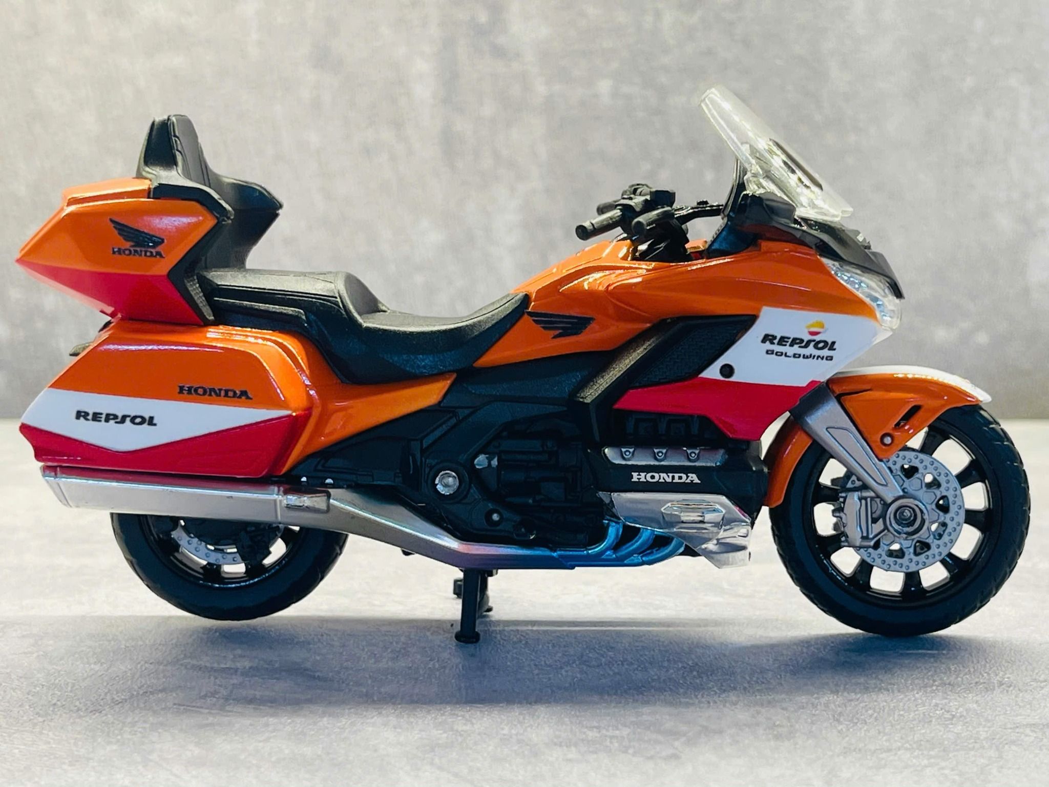 Mô hình xe Honda Goldwing độ tem Repsol tỉ lệ 1:18 Welly DO18001