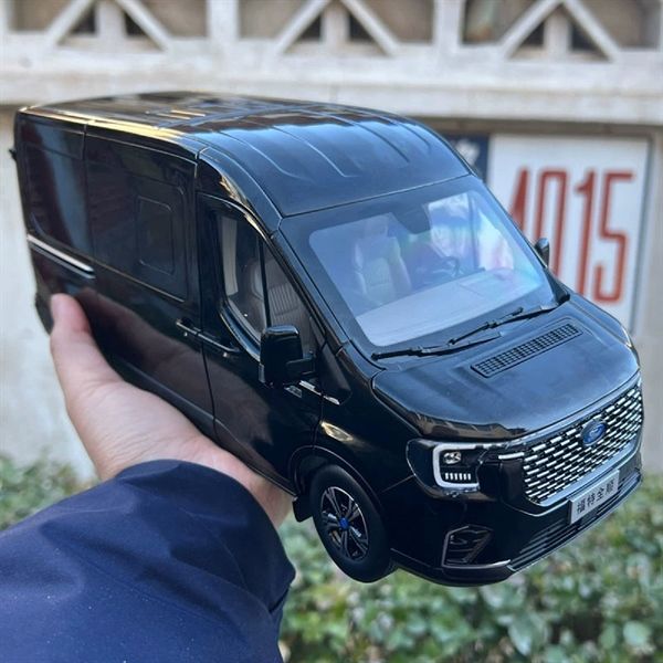 Mô hình xe khách 9 chỗ Ford Transit 2024 full open - đánh lái được tỉ lệ 1:18 Paudi OT18020