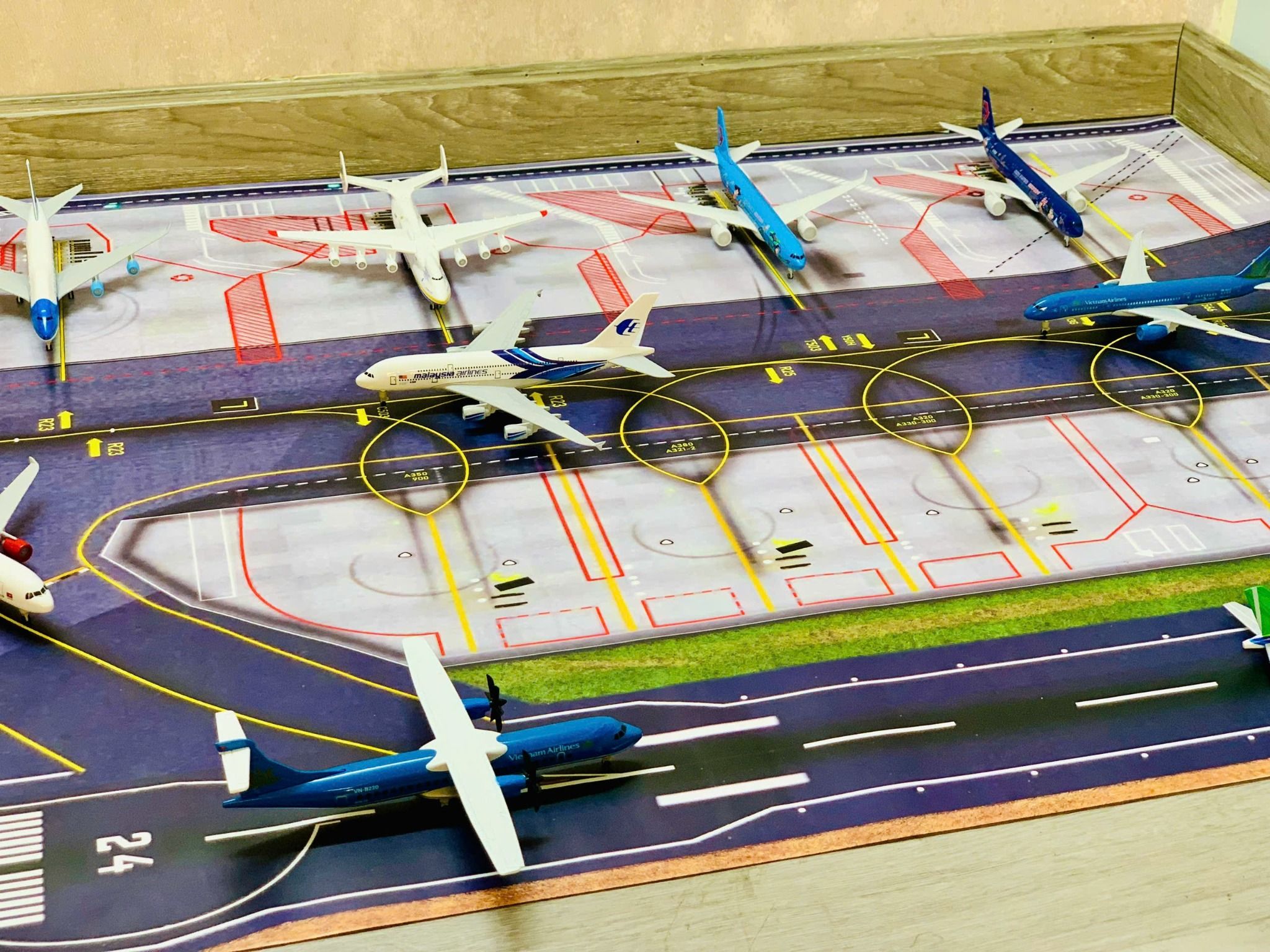 Diorama sân bay bãi đáp đường băng in PP cán mờ chống nước bụi bẩn khổ dài 120cm cho máy bay mô hình 16cm 20cm 1:200 1:400 DR040