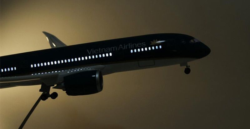 Mô hình máy bay Vietnam Airlines Dreamliner Boeing B787 47cm 1:130 có đèn led tự động theo tiếng vỗ tay hoặc chạm MB47002