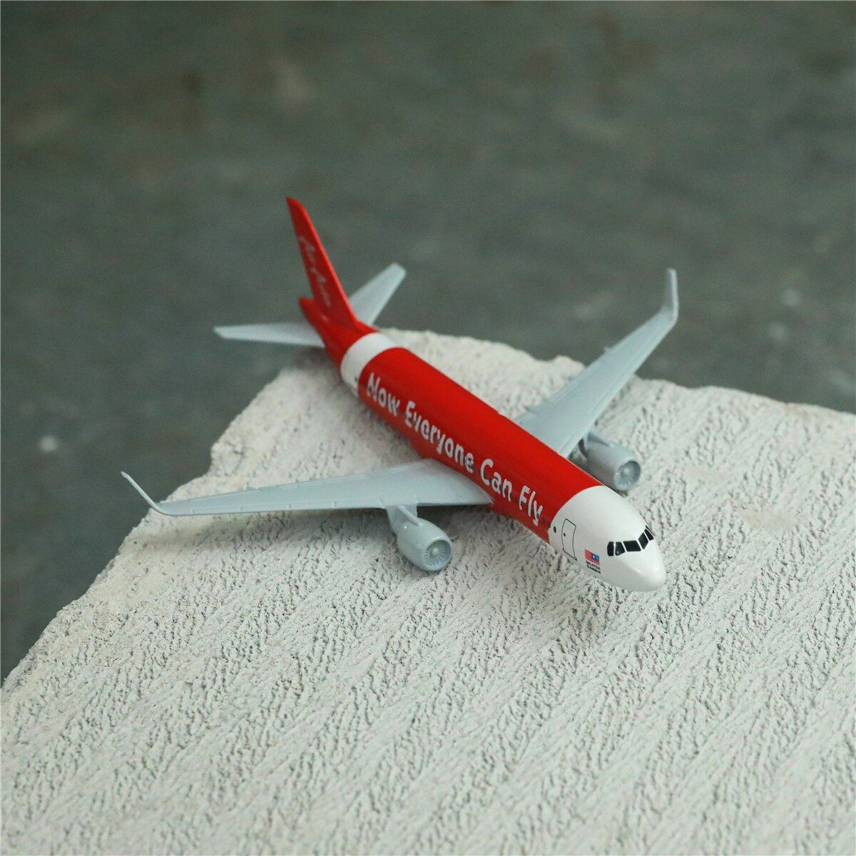 Mô hình máy bay Air Asia Now Everyone Can Fly Airbus A320-200 16cm MB16152