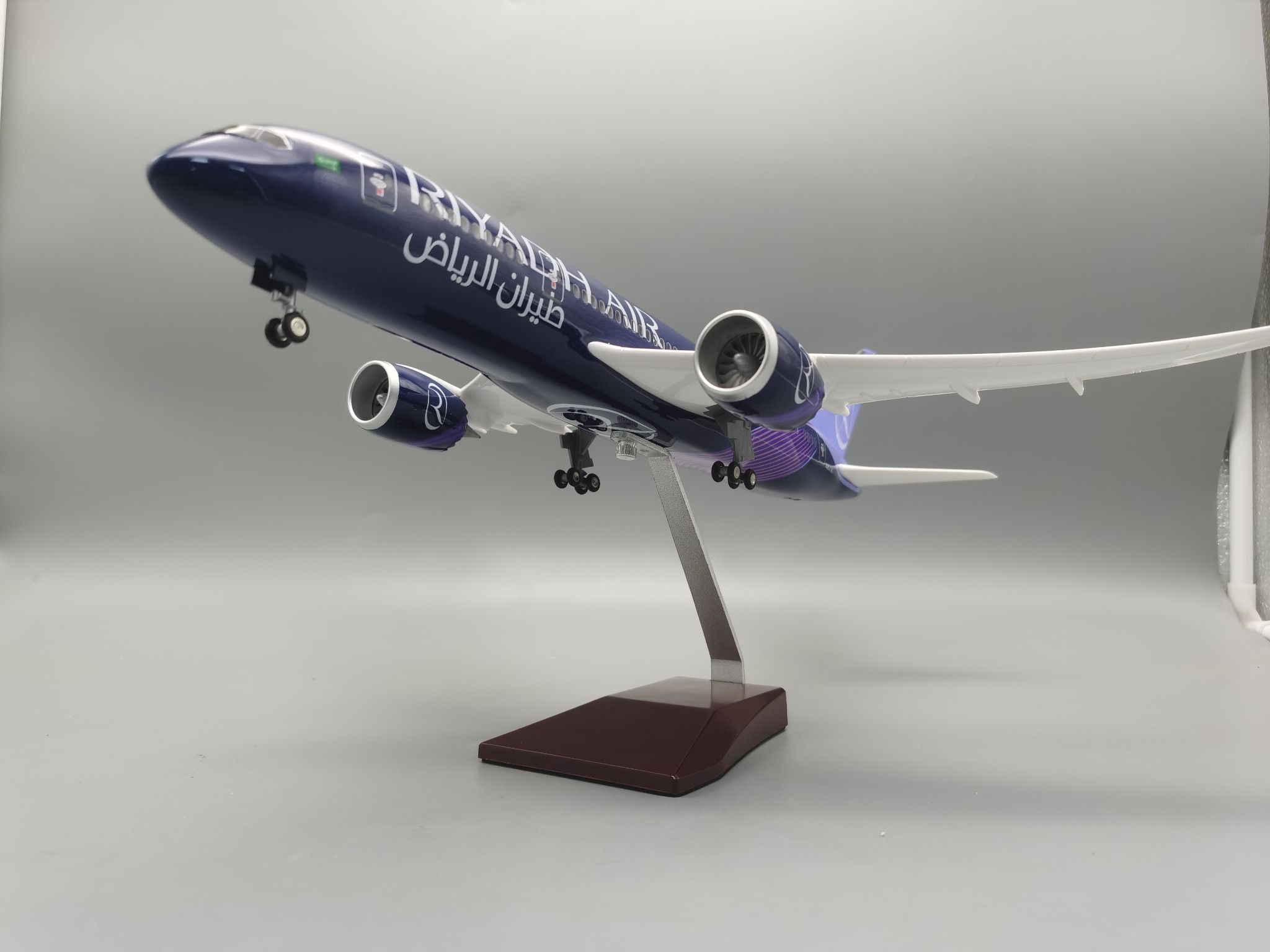 Mô hình máy bay Riyadh Air Airlines Boeing B787 47cm 1:130 có đèn led tự động theo tiếng vỗ tay hoặc chạm MB47075