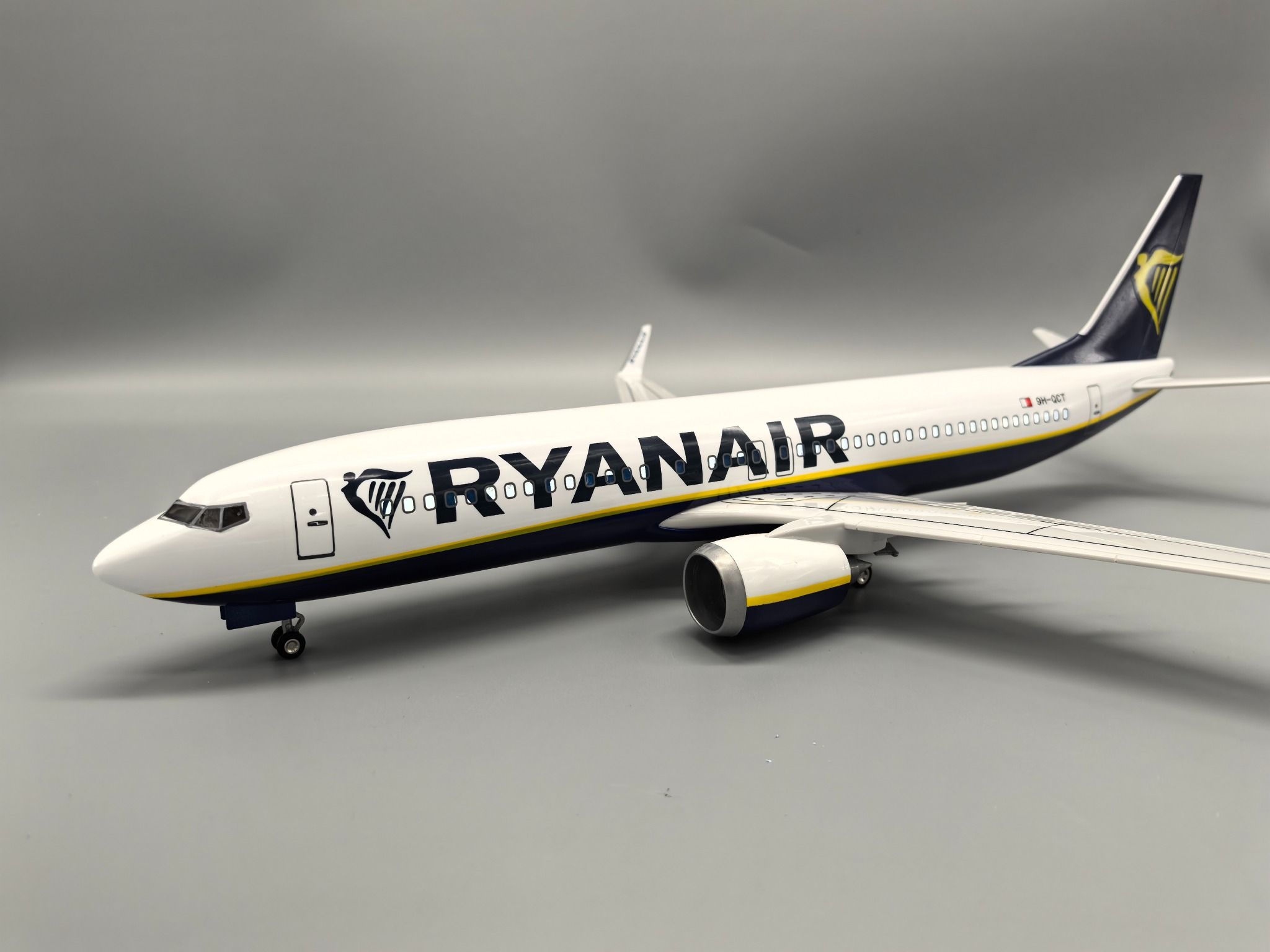 Mô hình máy bay Ryanair Airlines Boeing B737-800 47cm 1:130 có đèn led tự động theo tiếng vỗ tay hoặc chạm MB47076