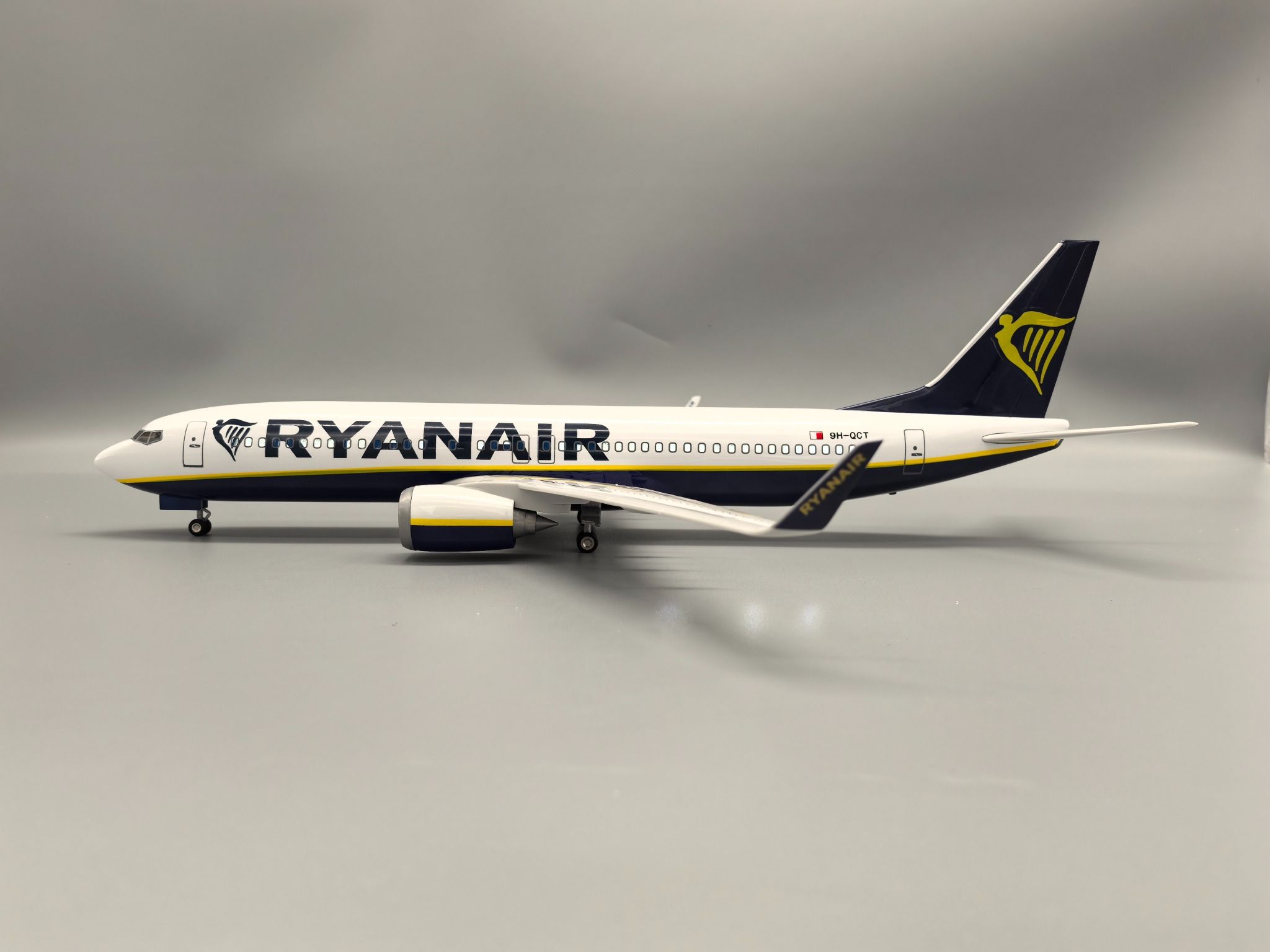 Mô hình máy bay Ryanair Airlines Boeing B737-800 47cm 1:130 có đèn led tự động theo tiếng vỗ tay hoặc chạm MB47076