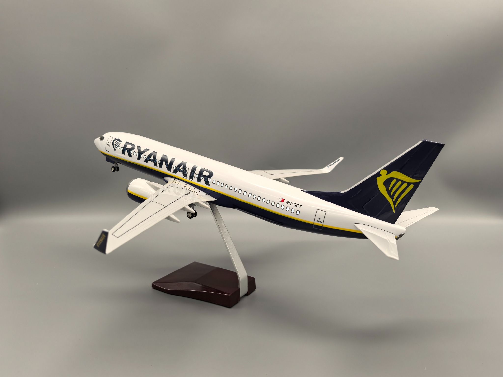 Mô hình máy bay Ryanair Airlines Boeing B737-800 47cm 1:130 có đèn led tự động theo tiếng vỗ tay hoặc chạm MB47076