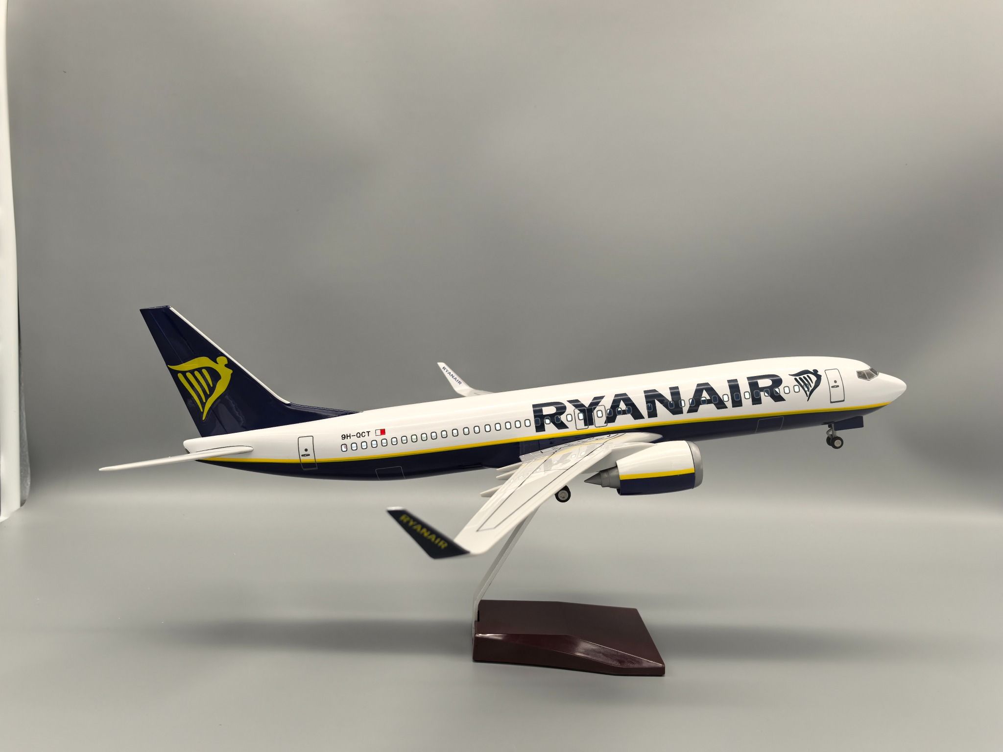 Mô hình máy bay Ryanair Airlines Boeing B737-800 47cm 1:130 có đèn led tự động theo tiếng vỗ tay hoặc chạm MB47076
