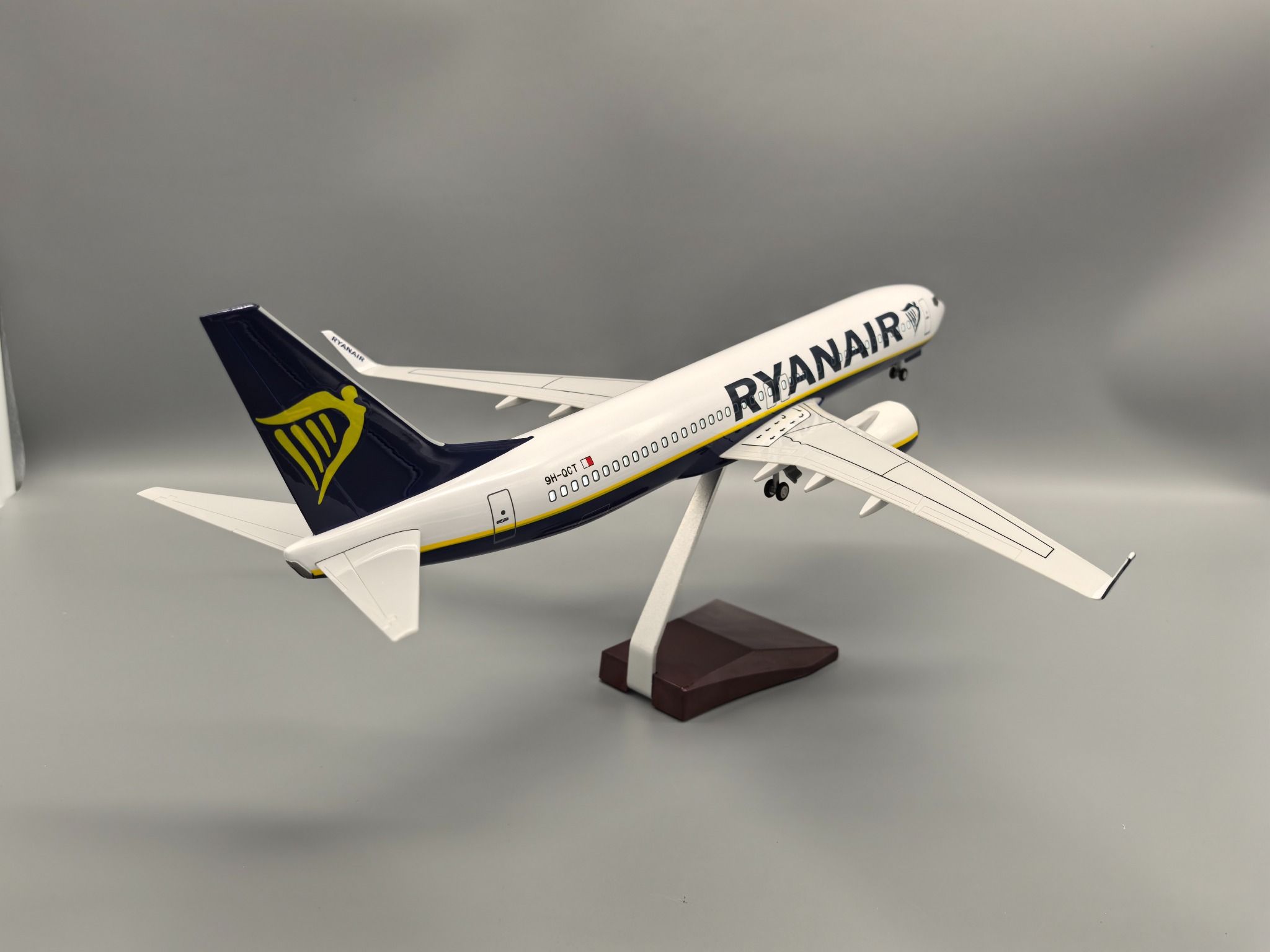 Mô hình máy bay Ryanair Airlines Boeing B737-800 47cm 1:130 có đèn led tự động theo tiếng vỗ tay hoặc chạm MB47076