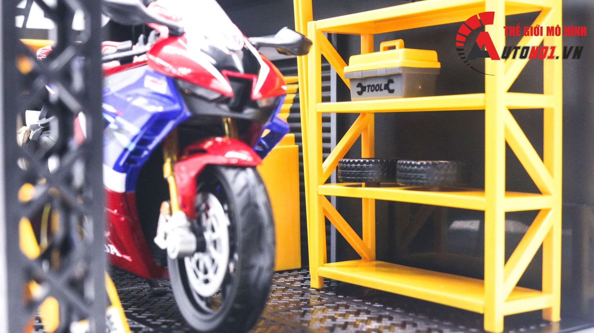 Hộp mica trưng bày diorama có phụ kiện gara, đèn led và cầu nâng xe cho ô tô 1:24 mô tô 1:12 kích thước 27x17.3x14.5cm DIY PK412