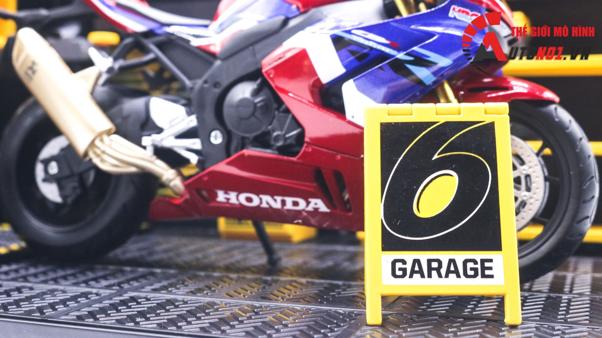 Hộp mica trưng bày diorama có phụ kiện gara, đèn led và cầu nâng xe cho ô tô 1:24 mô tô 1:12 kích thước 27x17.3x14.5cm DIY PK412