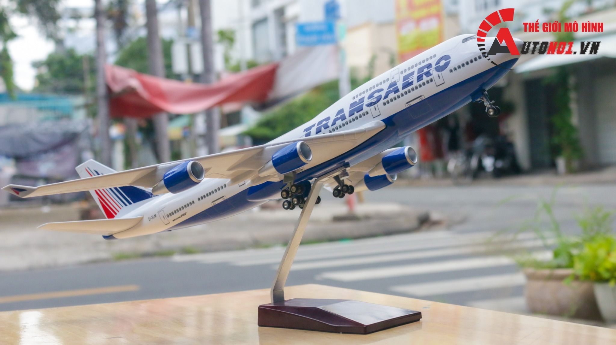Mô hình máy bay Transaero Boeing B747 có đèn led tự động theo tiếng vỗ tay hoặc chạm 47cm MB47033