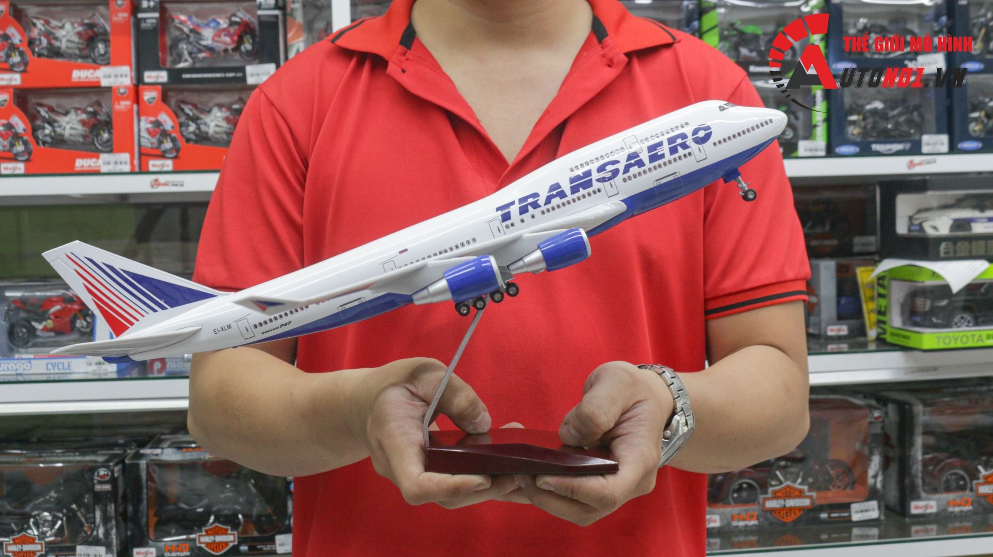 Mô hình máy bay Transaero Boeing B747 có đèn led tự động theo tiếng vỗ tay hoặc chạm 47cm MB47033