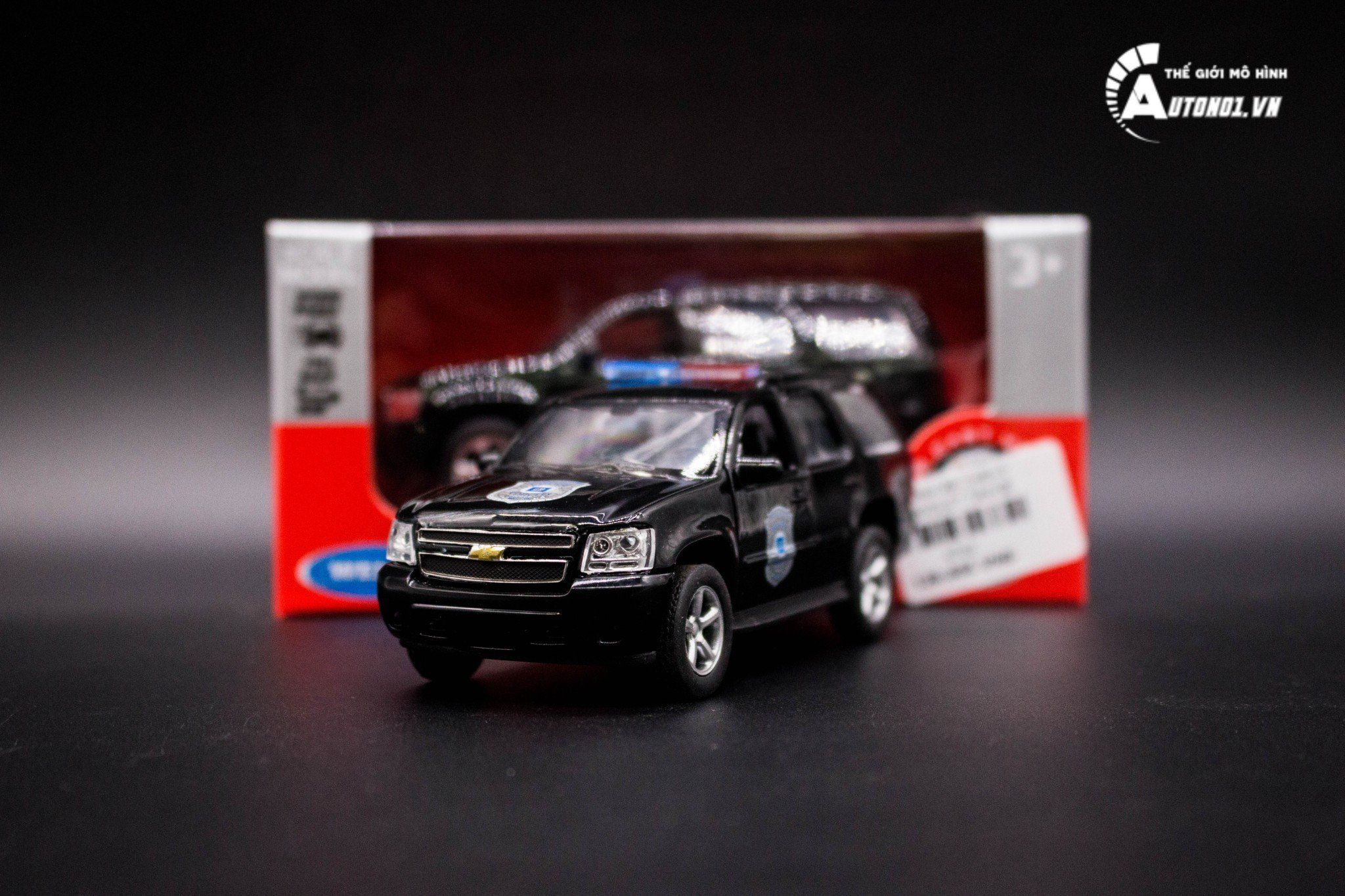 Mô hình xe Chevy Chevrolet Tahoe Police 2008 1:36 Welly OT012