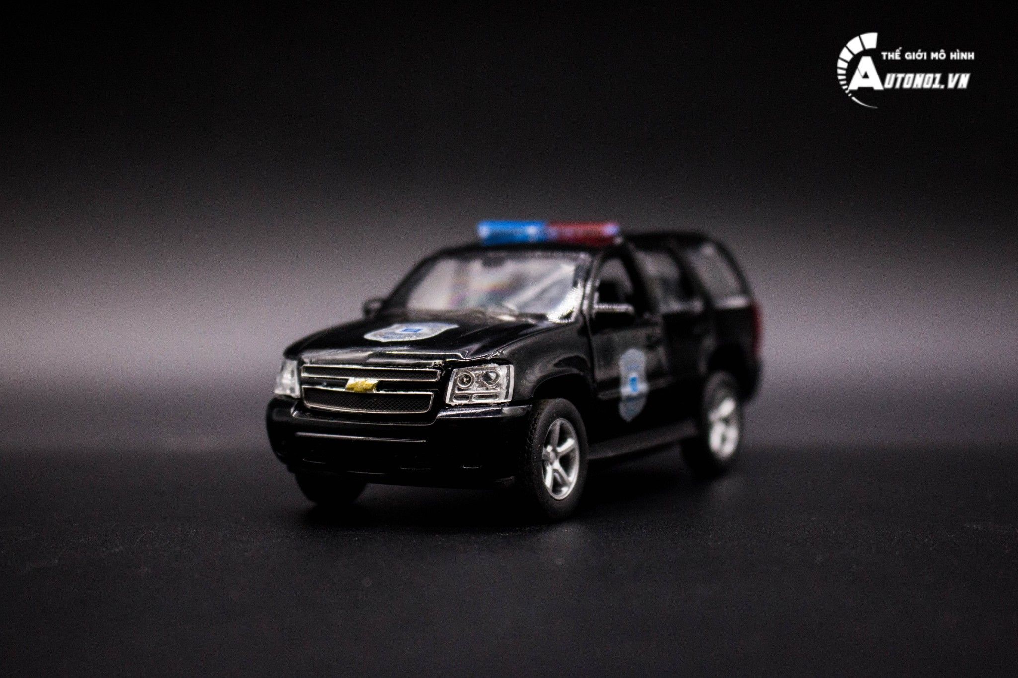 Mô hình xe Chevy Chevrolet Tahoe Police 2008 1:36 Welly OT012