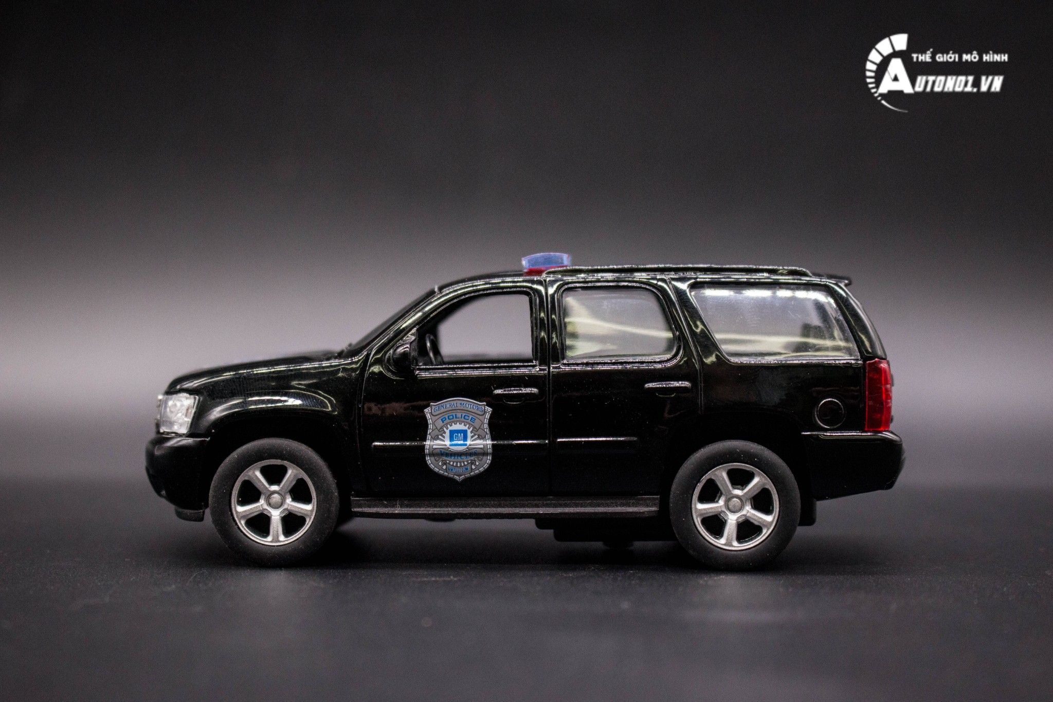 Mô hình xe Chevy Chevrolet Tahoe Police 2008 1:36 Welly OT012