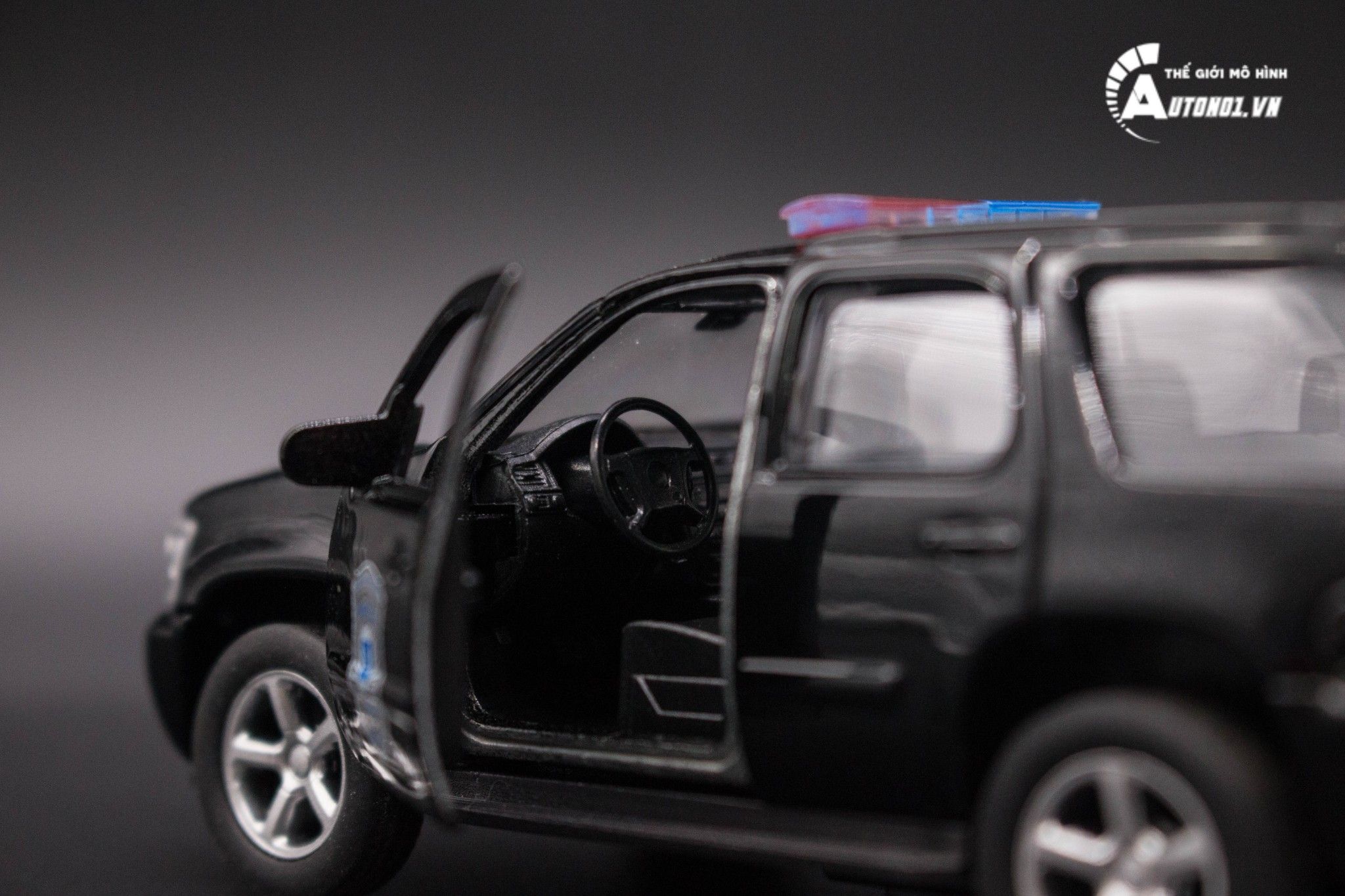Mô hình xe Chevy Chevrolet Tahoe Police 2008 1:36 Welly OT012