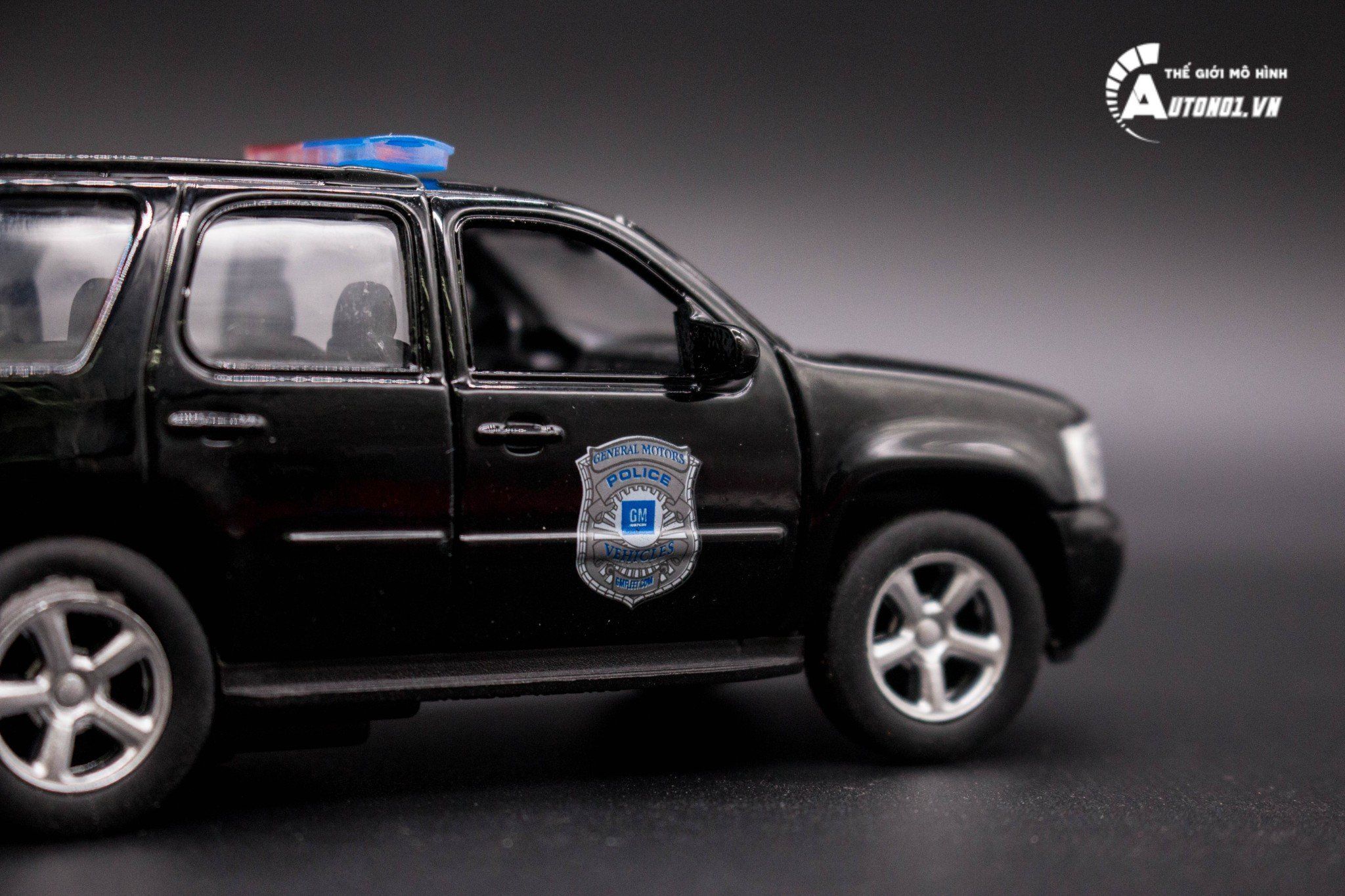 Mô hình xe Chevy Chevrolet Tahoe Police 2008 1:36 Welly OT012
