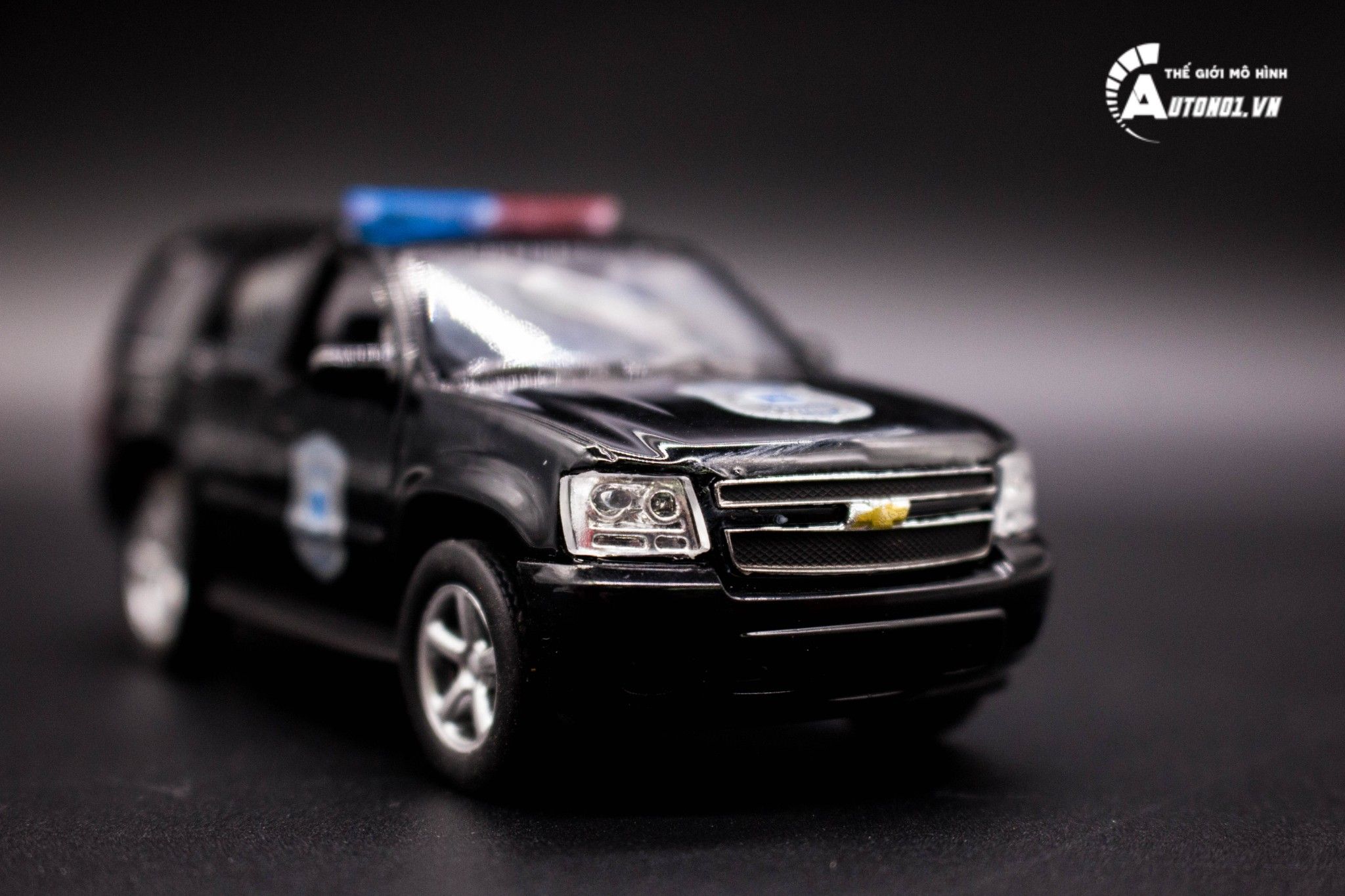 Mô hình xe Chevy Chevrolet Tahoe Police 2008 1:36 Welly OT012